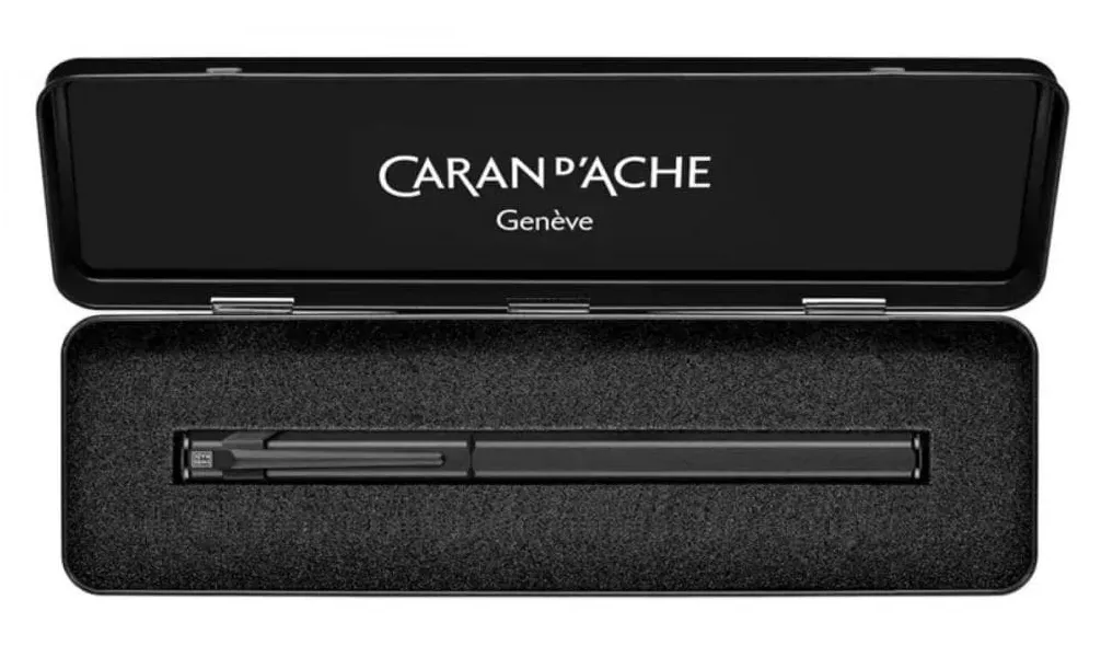 πένα caran d'ache 849 classic medium μαύρη σε μεταλλικό κουτί - Caran d'ache