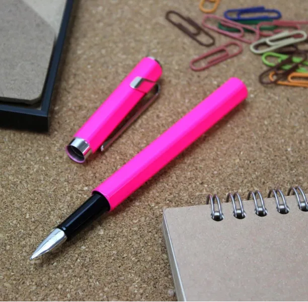 πένα caran d'ache 849 plume fluo medium ροζ - Caran d'ache