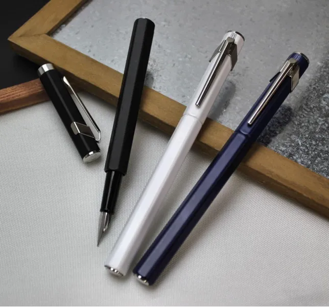 πένα caran d'ache 849 plume classic medium μπλε - Caran d'ache